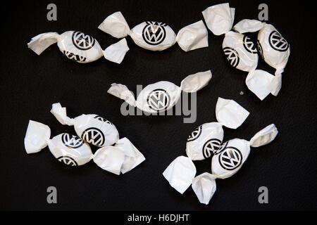 Hannover, Germania. 26 ott 2016. Illustrazione - Dolci da Volkswagen come un annuncio pubblicitario regalo può essere visto a Hannover, Germania, 26 ottobre 2016. Foto: JULIAN STRATENSCHULTE/dpa/Alamy Live News Foto Stock