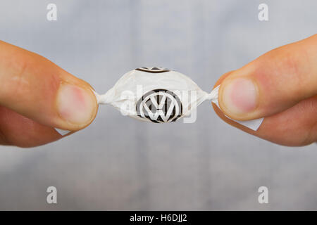 Hannover, Germania. 26 ott 2016. Illustrazione - Dolci da Volkswagen come un annuncio pubblicitario regalo può essere visto a Hannover, Germania, 26 ottobre 2016. Foto: JULIAN STRATENSCHULTE/dpa/Alamy Live News Foto Stock