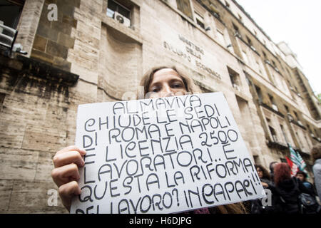 Roma, Italia. Il 27 ottobre 2016. Protesta a Roma call center Almaviva i lavoratori di fronte al Ministero dello Sviluppo Economico contro la decisione della società di chiudere gli uffici di Roma e Napoli con il conseguente licenziamento di 2,511 lavoratori uomini e donne, nella foto la protesta dei lavoratori Almaviva Credito: Andrea Ronchini/Alamy Live News