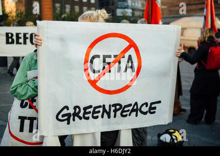 Danimarca, Copenaghen, 27 ottobre 2016. Migliaia di manifestanti prendere le strade nel centro di Copenhagen e rally contro il controverso accordi di libero scambio TTIP e CETA. Credito: Alberto Grasso/Alamy Live News Foto Stock