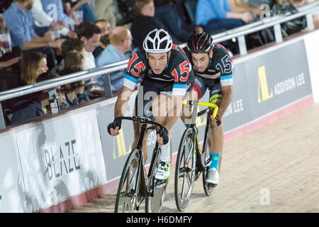 Londra, Regno Unito. 27 ott 2016. Alla fine del terzo giorno di Londra di 6 giorni ha visto Cavendish e Wiggins spostare fino al 2 posto assoluto nella classifica generale. Team 15 Marguet & Imhof iniziando la loro 250m Madison Time Trial, che è andato a vincere. Credito: pmgimaging/Alamy Live News Foto Stock