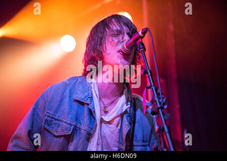 Scala, Londra, Regno Unito. 27 ott 2016. Oliver Burslem di yak esegue sul palco alla Scala il 27 ottobre 2016 a Londra, Inghilterra. Credito: Michael Jamison/Alamy Live News Foto Stock