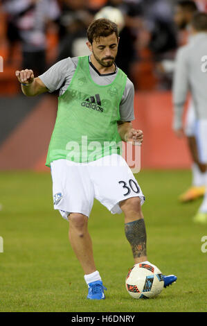 Washington, DC, Stati Uniti d'America. 27 ott 2016. 20161027 - Montreal Impact centrocampista HERNAN BERNARDELLO (30) si riscalda prima di una sequenza di lunghezza massima MLS playoff knockout round il match contro il C.C. Uniti a RFK Stadium di Washington. Credito: Chuck Myers/ZUMA filo/Alamy Live News Foto Stock