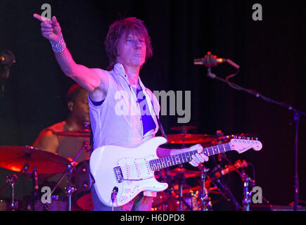 Colonia, Germania. 27 ott 2016. Il chitarrista Jeff Beck si erge sul palco durante il suo concerto a Colonia, Germania, 27 ottobre 2016. Foto: HENNING KAISER/dpa/Alamy Live News Foto Stock