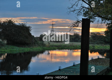 Fiume Nene, Peterborough, CAMBRIDGESHIRE, Regno Unito. Venerdì 28 ottobre 2016. Regno Unito: meteo autunno Meteo rimane mite e secco in Inghilterra orientale. Alba sul fiume Nene ormeggio, Stibbington, Cambridgeshire, UK Credit: WansfordPhoto/Alamy Live News Foto Stock