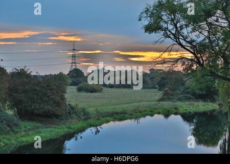 Fiume Nene, Peterborough, CAMBRIDGESHIRE, Regno Unito. Venerdì 28 ottobre 2016. Regno Unito: meteo autunno Meteo rimane mite e secco in Inghilterra orientale. Alba sul fiume Nene ormeggio, Stibbington, Cambridgeshire, UK Credit: WansfordPhoto/Alamy Live News Foto Stock