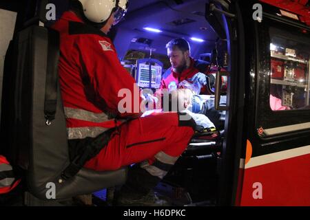 Suederstapel, Germania. 29 ott 2016. Emergency paramedic Frank Schmelzkopf (L) e medico Holger Harbs trattare un extra che rappresenta un gravemente ferito paziente in elicottero di salvataggio "Christoph 42' dal DRF air rescue stazionati a Rendsburg durante un allarme seminatrice con il dipartimento dei vigili del fuoco e servizi di soccorso sul campo sportivo di Suederstapel, Germania, 29 ottobre 2016. La CE 145 cura intensiva elicottero da elicotteri Airbus Deutschland GmbH è la sostituzione delle attuali BK 117. Foto: Wolfgang Runge/dpa/Alamy Live News Foto Stock