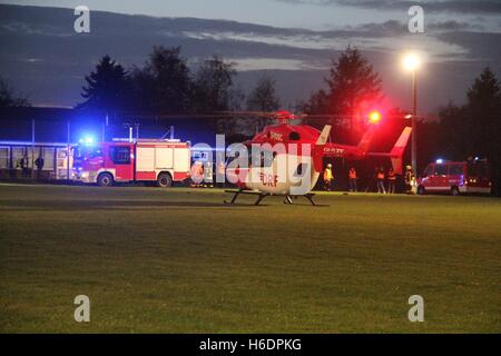 Suederstapel, Germania. 29 ott 2016. Il Salvataggio in elicottero "Christoph 42' dal DRF air rescue stazionati a Rendsburg è parte di un trapano di allarme con il dipartimento dei vigili del fuoco e servizi di soccorso sul campo sportivo di Suederstapel, Germania, 29 ottobre 2016. La CE 145 cura intensiva elicottero da elicotteri Airbus Deutschland GmbH è la sostituzione delle attuali BK 117. Foto: Wolfgang Runge/dpa/Alamy Live News Foto Stock