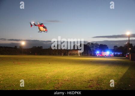 Suederstapel, Germania. 29 ott 2016. Il Salvataggio in elicottero "Christoph 42' dal DRF air rescue stazionati a Rendsburg è parte di un trapano di allarme con il dipartimento dei vigili del fuoco e servizi di soccorso sul campo sportivo di Suederstapel, Germania, 29 ottobre 2016. La CE 145 cura intensiva elicottero da elicotteri Airbus Deutschland GmbH è la sostituzione delle attuali BK 117. Foto: Wolfgang Runge/dpa/Alamy Live News Foto Stock