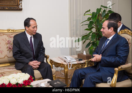 Il Cairo, Egitto. 17 Nov, 2016. Ji Bingxuan (L), vice presidente del comitato permanente del Congresso nazionale del popolo della Repubblica popolare cinese, si incontra con il presidente egiziano Abdel-Fattah al-Sisi al Cairo, Egitto, su nov. 17, 2016. © Meng Tao/Xinhua/Alamy Live News Foto Stock