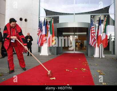 Berlino, Germania. Xviii Nov, 2016. Il tappeto rosso nella parte anteriore della cancelleria viene pulita a Berlino, Germania, 18 novembre 2016. Il cancelliere tedesco Merkel sta per accogliere gli ospiti per i colloqui tra i capi di stati di Francia, Italia, Gran Bretagna e Spagna insieme con noi il Presidente Barack Obama. Obama attualmente risiede a Berlino per la sua ultima visita come presidente degli Stati Uniti. Foto: BERND VON JUTRCZENKA/dpa/Alamy Live News Foto Stock