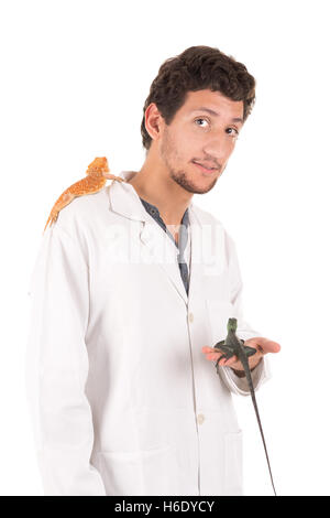 Giovane veterinario con lizard isolato in bianco Foto Stock