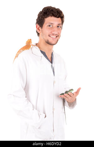 Giovane veterinario con lizard isolato in bianco Foto Stock