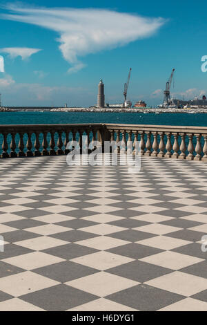 Livorno' s Mascagni terrazza, Faro e gru in background, Toscana - Italia Foto Stock