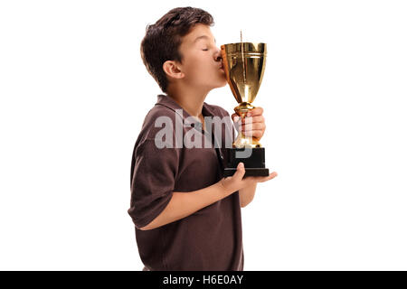 Ragazzo baciando un oro del Trofeo isolati su sfondo bianco Foto Stock