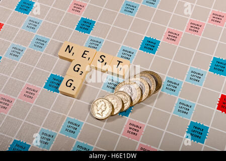 Scrabble board and tiles personal finance business money saving Savings Concept England UK United Kingdom GB Gran Bretagna Foto Stock