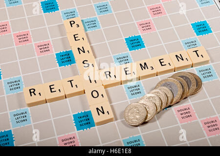 Scrabble Board and Tiles finanza personale pensioni pensione concetto di pensionamento Inghilterra Regno Unito Regno Unito Gran Bretagna Foto Stock
