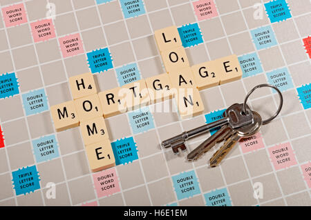 Scrabble board and Tiles finance ipotegage Concept House home buying buyer England UK Regno Unito GB Gran Bretagna Foto Stock