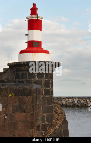 Il bianco e il rosso faro in Povoacao, Sao Miguel, Azzorre. Il Portogallo. In verticale Foto Stock