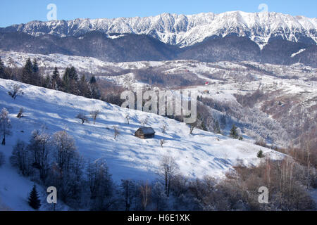 Inverno in un villaggio nelle montagne dei Carpazi Foto Stock