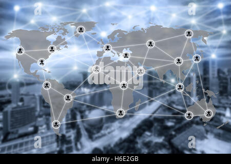 Mappa del mondo e il collegamento alla rete sociale icona di comunicazione con blurr città in background. Rete sociale concetto. Foto Stock