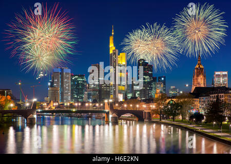 Città di Francoforte am Main skyline notturno con fuochi d'artificio capodanno, Francoforte, Germania. Foto Stock