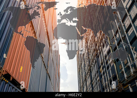 Pila di contenitori di carico con mappa globale al dock. Utilizzare per il contenitore di carico Importazione, esportazione, sullo sfondo di Logistica Foto Stock