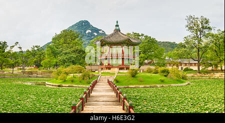 Hyangwonjeong Pavilion. Il Palazzo Gyeongbokgung. Seoul. Corea del Sud. Panorama Foto Stock