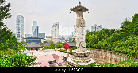 Statua del Buddha al Tempio Bongeunsa. Seoul. Corea del Sud. Panorama Foto Stock