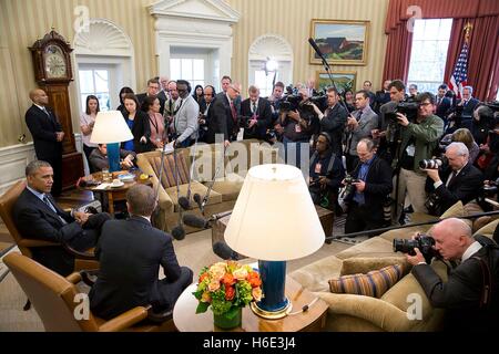 Stati Uniti Il presidente Barack Obama e il Presidente del Consiglio europeo Donald Tusk fornire dichiarazioni alla stampa prima di una riunione in ufficio Ovale della Casa Bianca il 9 marzo 2015 a Washington, DC. Foto Stock