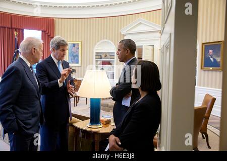 Stati Uniti Barack Obama presidente, vice presidente Joe Biden e National Security Advisor Susan Rice ascoltare il Segretario di Stato John Kerry all Ufficio Ovale della Casa Bianca il 9 marzo 2015 a Washington, DC. Foto Stock