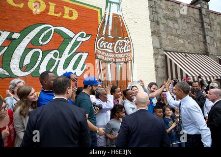 Stati Uniti Il presidente Barack Obama saluta una folla di persone raccolte al di fuori Manuels Taverna dopo un discorso di istruzione presso la Georgia Tech Marzo 10, 2015 in Atlanta, Georgia. Foto Stock