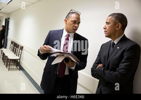 Stati Uniti Il presidente Barack Obama parla con gli Affari dei Veterani Senior Advisor Rob Nabors prima di una sessione di briefing presso il Phoenix VA Medical Center Marzo 13, 2015 a Phoenix, in Arizona. Foto Stock