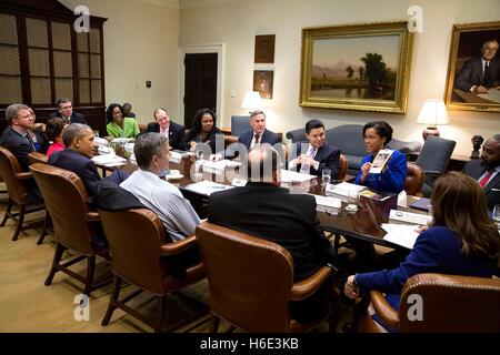 Stati Uniti Il presidente Barack Obama incontra con l'istruzione Segretario Arne Duncan e il Consiglio della grande città scuole leader nella Casa Bianca Sala Roosevelt Marzo 16, 2015 a Washington, DC. Foto Stock