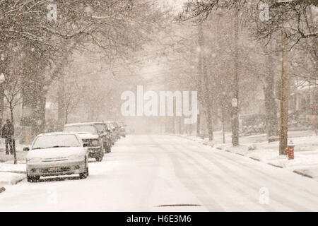 Street a Cleveland, Ohio, Stati Uniti in tempesta di neve Foto Stock