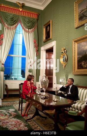 Stati Uniti Il presidente Barack Obama parla alla casa dei rappresentanti leader democratico Nancy Pelosi nella Casa Bianca Camera Verde il 4 febbraio 2015 a Washington, DC. Foto Stock
