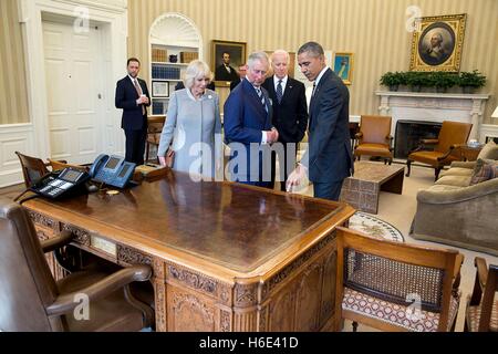 Stati Uniti Il presidente Barack Obama e il Vice Presidente Joe Biden mostra Charles, Principe di Galles e Camilla, duchessa di Cornovaglia la risoluta escursioni durante un tour dell'Ufficio Ovale della Casa Bianca Marzo 19, 2015 a Washington, DC. Foto Stock