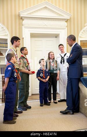 Stati Uniti Il presidente Barack Obama saluta Boy Scouts of America rappresentanti durante la loro relazione per la nazione alla Casa Bianca Marzo 25, 2015 a Washington, DC. Foto Stock