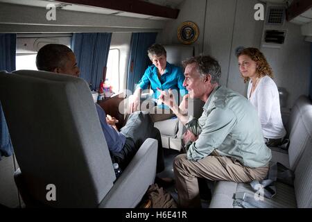 Stati Uniti Il presidente Barack Obama parla al Segretario degli Interni Sally Jewell, Congressista Debbie Wasserman Schultz e Bill Nye la Scienza Guy a bordo di un Marine lungo il tragitto per l'Aeroporto Internazionale di Miami Aprile 22, 2015 a Miami in Florida. Foto Stock