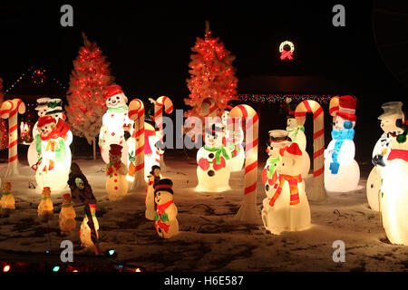 Casa decorata e illuminata per Natale Foto Stock