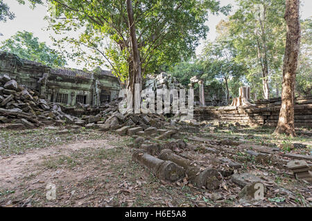 Rovine dei templi, Boeng Mealea, aka Boeng Mealea, Siem Reap, Cambogia Foto Stock