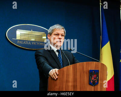 Bucarest, Romania, 1 Febbraio 2016: Primo ministro rumeno Daci Ciolos tiene una conferenza stampa dopo un incontro informale di Foto Stock