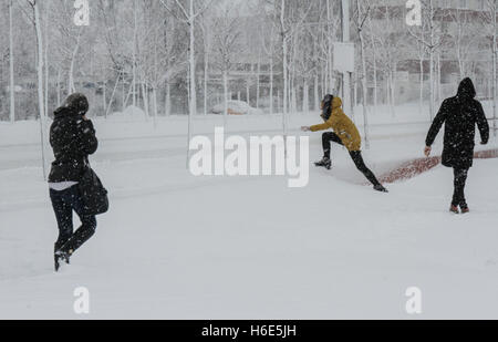 Bucarest, Romania, 17 Gennaio 2016: si vedono persone in una strada a Bucarest, durante la nevicata. Foto Stock