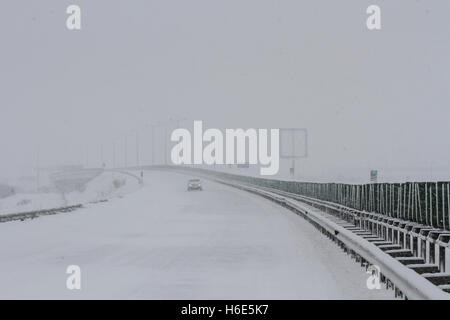 Autostrada A2, Romania 17 Gennaio 2016: l'autostrada A2, la principale via commerciale che collega Bucarest per il Mar Nero porta, Foto Stock