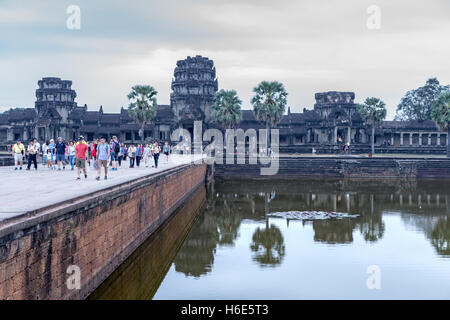 Ingresso ovest attraverso la strada rialzata sul Moat, architettura Khmer, Angkor Wat, Cambogia Foto Stock