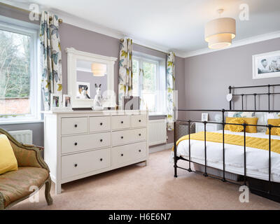 Una nuova camera da letto moderna contemporanea in un regno unito home Foto Stock