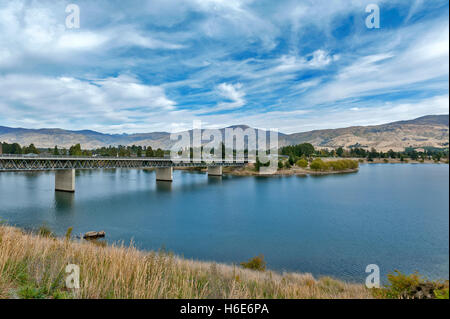 Ponte di Kawarau River e il Lago di Dunstan nelle township di Cromwell di Central Otago, Nuova Zelanda Foto Stock