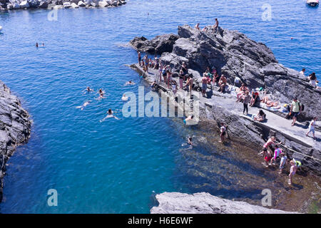 Per vacanza nuotare nel mare e sole a Manarola, Cinque Terre, Italia Foto Stock