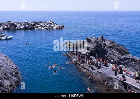 Per vacanza nuotare nel mare e sole a Manarola, Cinque Terre, Italia Foto Stock