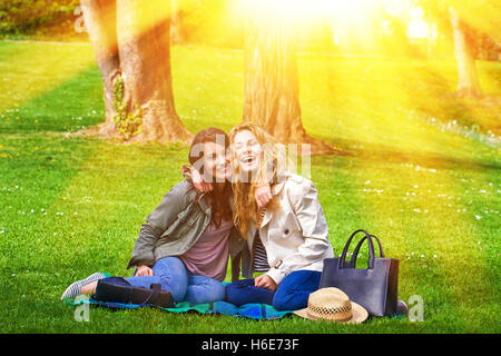 Due ragazze felici amici in una giornata di sole nel parco Foto Stock